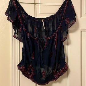 Adorable Free People boho cropped embroidered blouse. Size medium